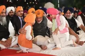 PM Modi hails  Guru Nanak