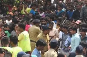 Thousands pay respects to