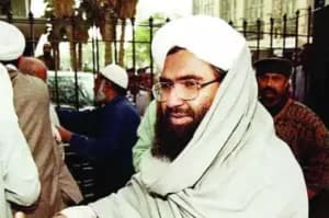 Pakistan govt  takes cont