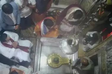 Srilankan PM at Kasi Temp