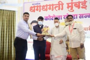 Governor felicitates Corona Warriors from Dharavi
