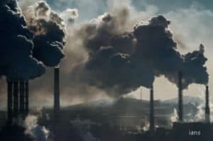 World s biggest banks  continue  to pour billions into fossil fuel