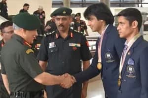 Army Chief Iauds the perf