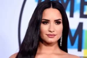 Demi Lovato flaunts her c