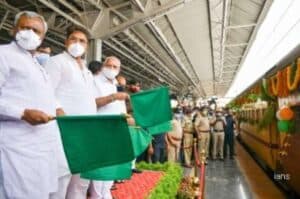Karnataka CM flags off  Kisan  Rail service to Delhi