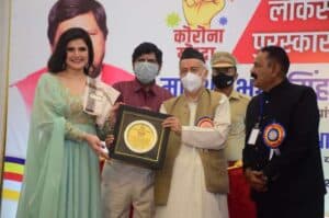 Governor Koshyari presents Lokseva Gaurav Puraskars to Corona Warriors