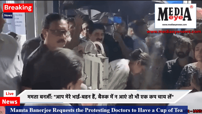 In Kolkata West Bengal CM Mamata Banerjee Requests the Protesting Doctors to Have a Cup of Tea at Her House