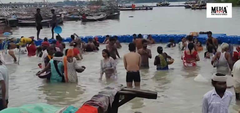 Prayagraj: Women Offer Prayers With a Holy Dip at the Sangam for Teej Festival