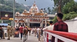 Navratri Begins With Grandeur as Devotees Throng Temples Across India