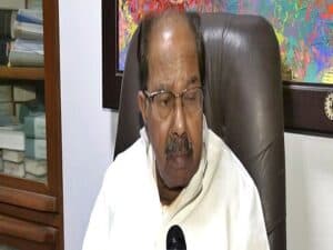 Moily Blames Congress High Command for Karnataka Crisis
