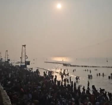 Makar Sankranti 2026: Devotees Throng Prayagraj, Haridwar, Gangasagar for Holy Dip