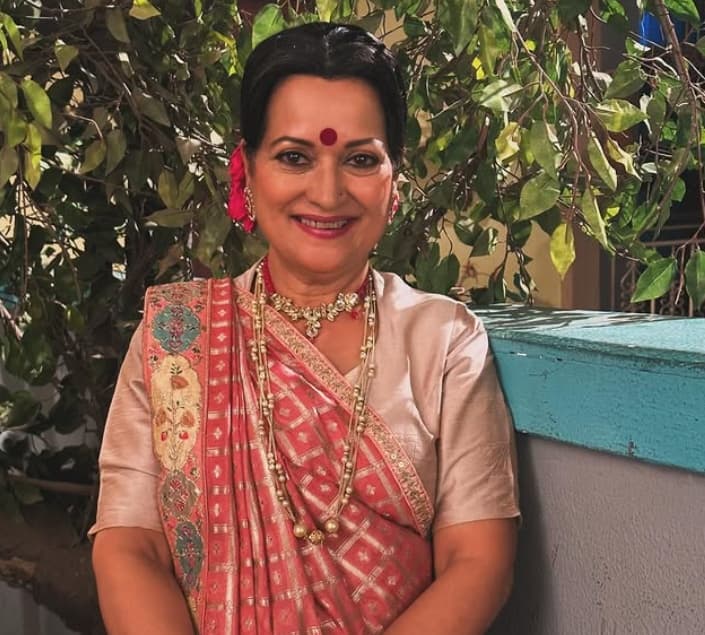 Himani Shivpuri Recalls Shah Rukh Khan Worked as Junior Artist in Her Film 38 Years Ago