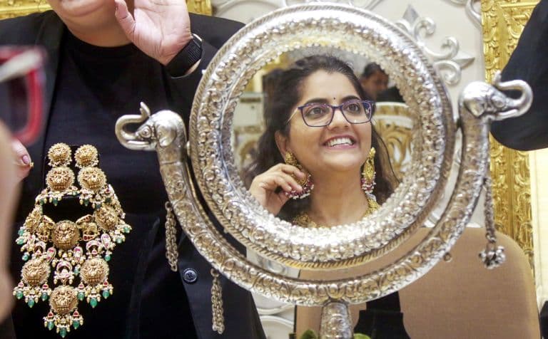 Gold, Silver Surge as Dollar Weakens Amid Trump Signals of Easing Middle East Tensions
