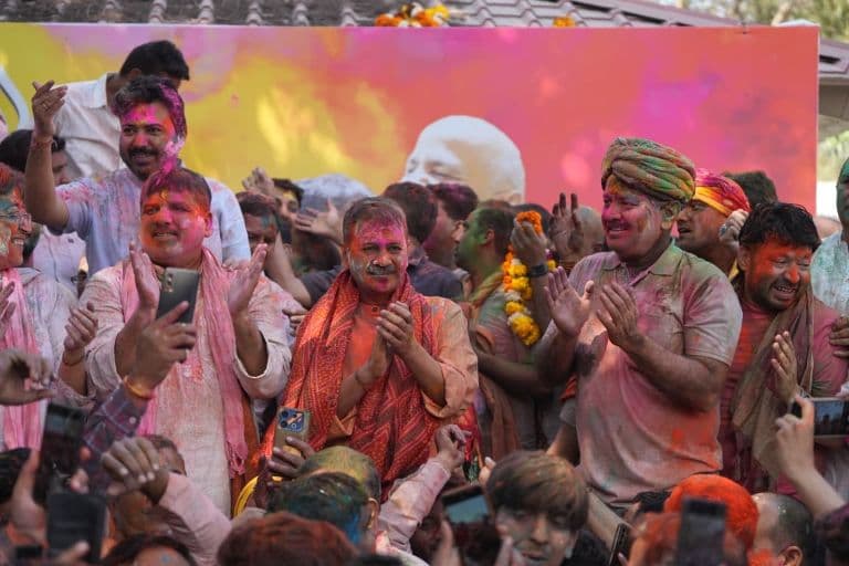 Arvind Kejriwal Celebrates Holi with AAP Leaders at Manish Sisodia’s Residence