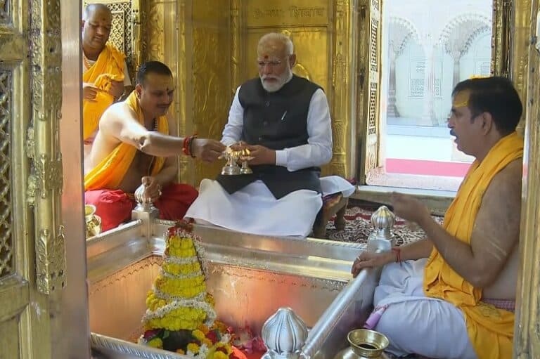 PM Narendra Modi Offers Prayers at Shri Kashi Vishwanath Temple During Varanasi Visit