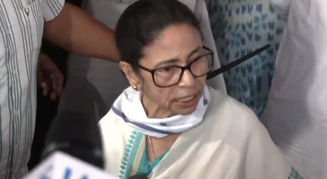 Mamata Banerjee Calls Central Reserve Police Force ‘Gunda’, Later Retracts; Alleges Assault on Trinamool Congress Workers