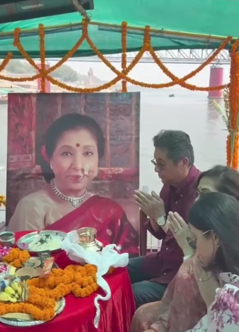 Zanai Bhosle Breaks Down During Asha Bhosle’s Asthi Visarjan Ritual in Varanasi
