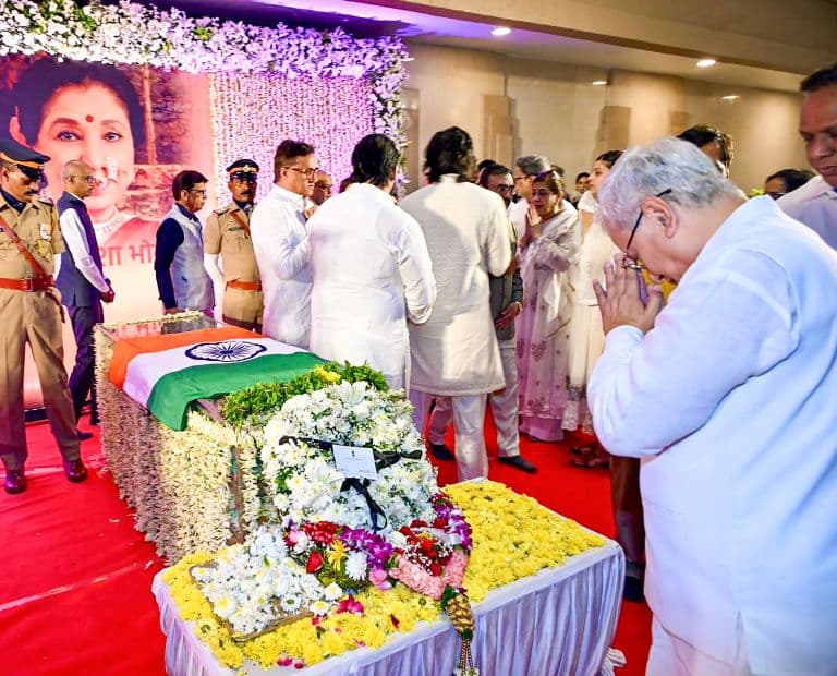 Legendary Singer Asha Bhosle Cremated with Full State Honours at Mumbai’s Shivaji Park