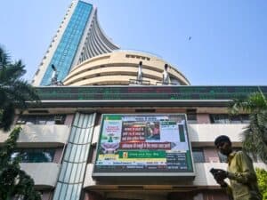 Markets Likely to Stay Volatile Next Week Amid US-Iran Tensions, Crude Oil Surge, FII Outflows