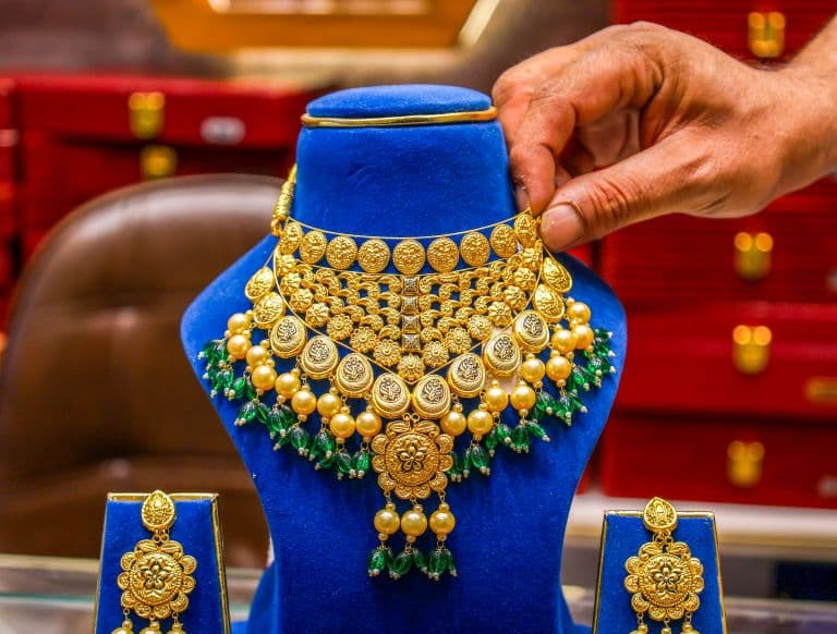 Gold, Silver Prices Drop Up to 4% Amid Stronger Dollar Index