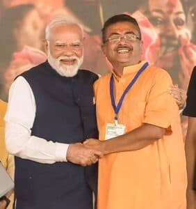 PM Modi Embraces Suvendu Adhikari, Yogi Adityanath Drapes Saffron Scarf in Symbolic Political Gesture at Ceremony