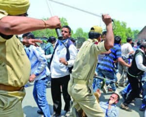 Police use force to disperse protesting teachers in Kashmir