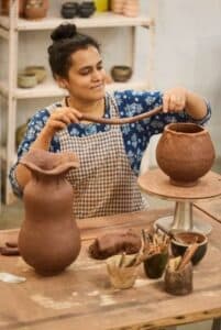 Mumbai’s Potter Artist Rashi Jain Wows Crowds with Stunning Art