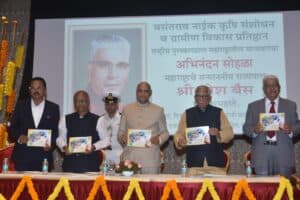 Governor felicitates Padma awardees from Maharashtra