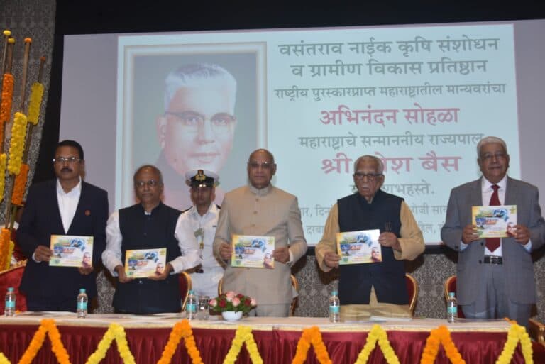 Governor felicitates Padma awardees from Maharashtra
