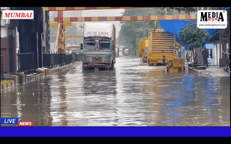 Street & railway track flooded due to heavy rain in Mumbai.