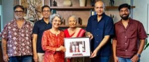 Filmmaker Ashutosh Gowariker Meets Family of Supercop Ramakant Kulkarni, Father-in-Law of Harsha Bhogle