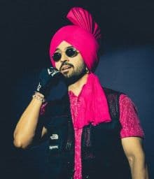 Diljit Dosanjh Sings, Man Proposes to Girlfriend On Stage