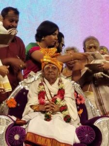 Mridangam Padma Shri Dr T.K. Murthy surrounded by family and friends on his 100th birthday at at the Sabha Auditorium, Mumbai