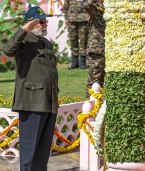 Pm Modi in Ladakh saluting to the fallen soldiers