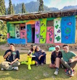 Sara Ali Khan enjoying with friends in Kashmir