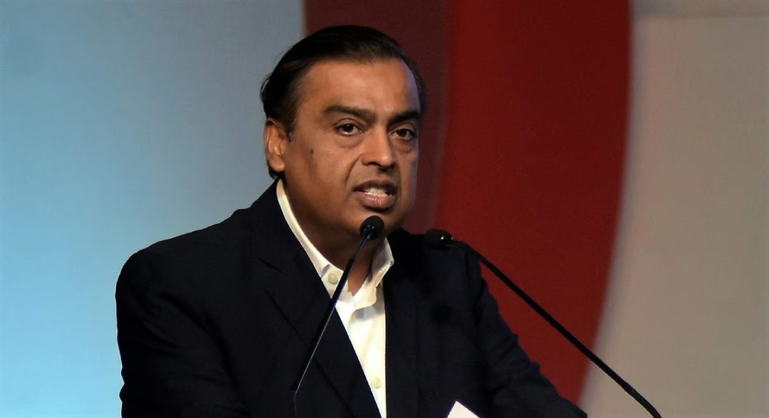 Mukesh Ambani addressing a gathering