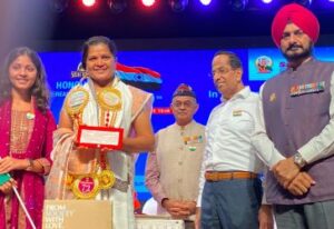 wife of a fallen army hero feliciated by Shanmukhananda Fine Arts and Sangeetha Sabha on 78th Independence Day celebration