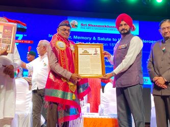 Army Personnel felicitated by Shanmukhananda Fine Arts and Sangeetha Sabha on the occasion of India's 78th Independence Day celebration