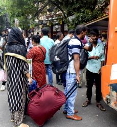 Bangladesh refugees arrive in Kolkata