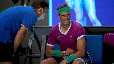 Nadal suffers heat stroke in 2022. Resting on the sidelines during the Australian Championship