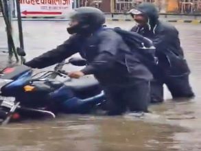 Title : Heavy rainfall continues to batter Jaipur; flood-like situation leaves commuters stranded Caption : Heavy rainfall continues to batter Jaipur; flood-like situation leaves commuters stranded