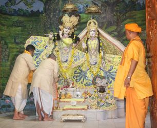 Devotees participate in the Poshak Yatra (dress offering to Lord Krishna) on the eve of Sri Krishna Janmashtami Festival at Sri Krishna Janmasthan Temple in Mathura on August 25, 2024. (Photo: IANS/ Yuvnish)