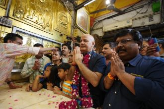 Manish Sisodia at hanuman Temple in Delhi