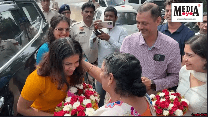 Olympic Bronze Medalist Manu Bhakar Reaches Hometown Jhajjar; Appeared Shy at the Mention of Marriage