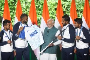 Indian Hockey Team that competed in 2024 paris Olympics with Pm Modi at his residence in New Delhi