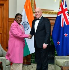 President Murmu being received by Prime Minister of New Zealand Christopher Luxon