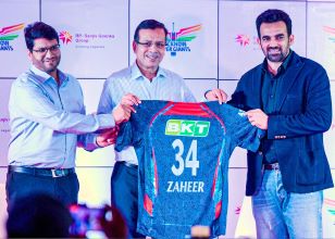 Zaheer Khan with Lucknow Super Giants owner Sanjiv Goenka in Kolkata