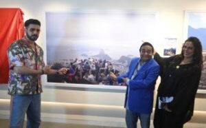 Dr Mukesh Batra, Zayed Khan and Pooja Bedi at photography exhibition in Mumbai