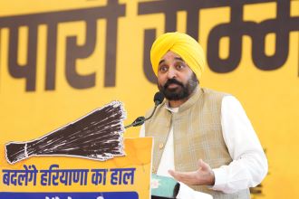 AA party leader and Punjab CM Bhagwant Mann addressing a crowd