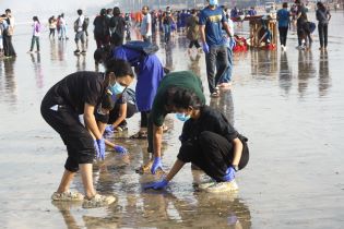 Ganpati Visarjan, idol immersion, mumbai, juhu beach, cleanliness drive